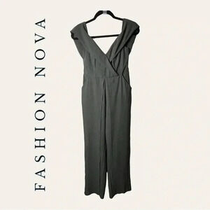 0602W. FASHION‎ NOVA JUMPSUIT SLEEVELESS HUNTER GREEN IN COLOR SIZE SMALL
